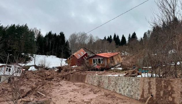 Artvin'de heyelan: Evler zarar gördü