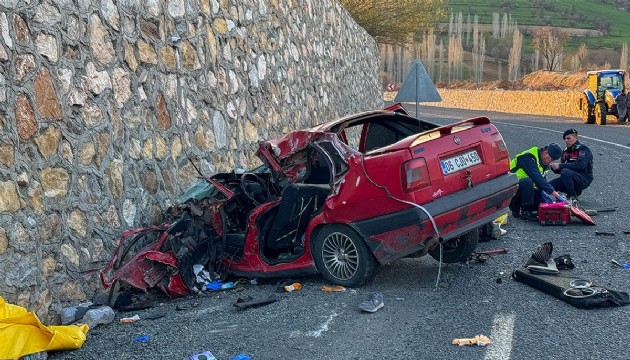Kamyonetle çarpışan otomobil baba ve oğluna mezar oldu