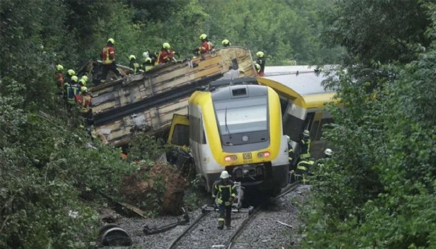 Almanya'da yolcu treni devrildi