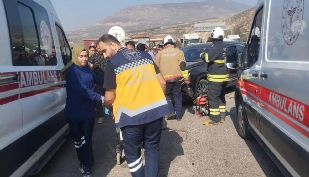 Kamyon, kırmızı ışıkta bekleyen 6 araca çarptı