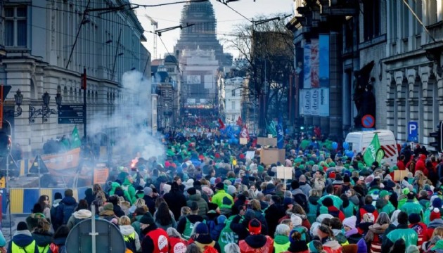 Üç günlük grev başladı: Ulaşım ve kamu işleri aksadı