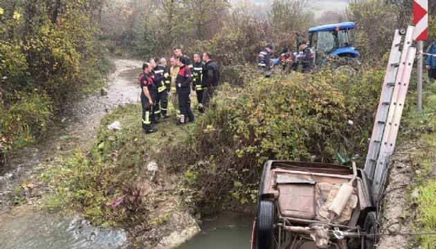 Bartın'da dereye devrilen arabada iki kişi boğularak öldü