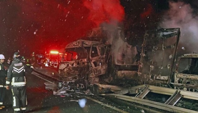 50 araç birbirine girdi: Ölü ve yaralılar var