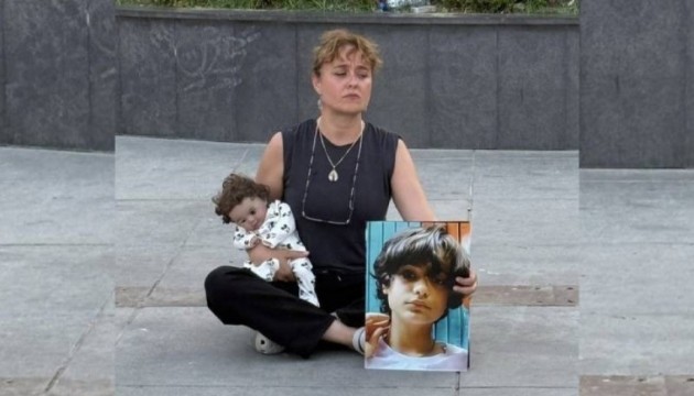 Ahmet Minguzzi'nin annesinden Bakırköy Meydanı'nda oturma eylemi