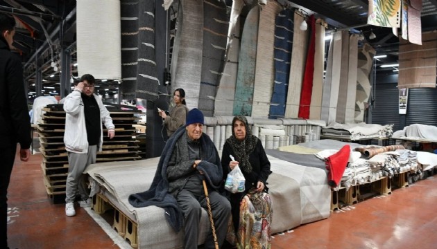 Bazı ilçelerde vatandaşlar bu geceyi de dışarıda geçirecek