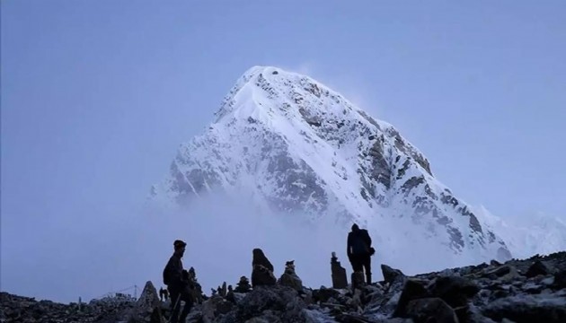 Everest Dağı'ndaki kar fırtınasında 1 kişi hayatını kaybetti