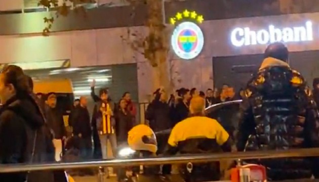 Fenerbahçeliler Sadettin Saran'a destek için stat çevresinde toplandı