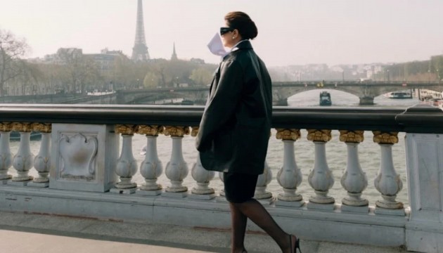 Sibel Can'ın Paris pozları beğeni topladı!