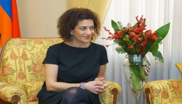 Paşinyan’ın eşi Cumhurbaşkanı Erdoğan'ın kitabını okudu