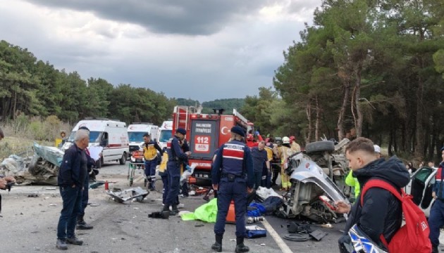 Zincirleme kaza: 2 ölü, 10 yaralı