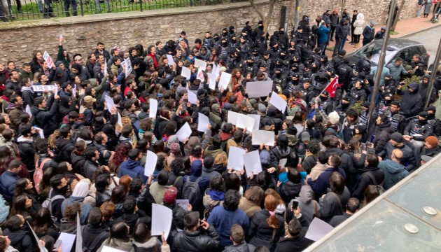 İstanbul Üniversitesi’nde öğrencilere polis engeli!