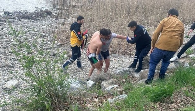 Sapanca Gölü'nde kano alabora oldu: 5 kişi kurtarıldı, 2 sporcu kayıp