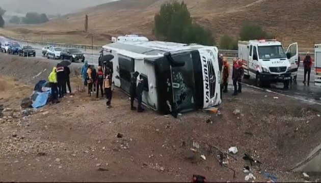 Sivas'ta yolcu otobüsü devrildi: 2 ölü!