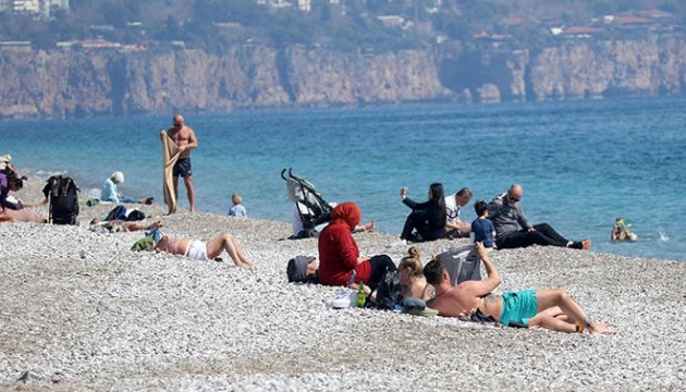 Antalya'da sıcaklık 20 dereceyi buldu!