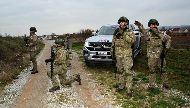 Türk askeri, Kosova'da devriyede