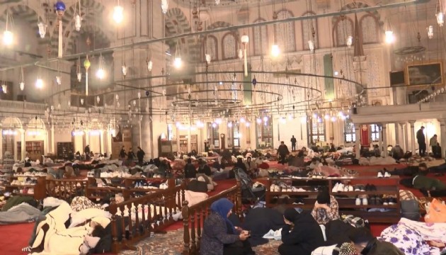 Vatandaşlar geceyi camilerde geçirdi