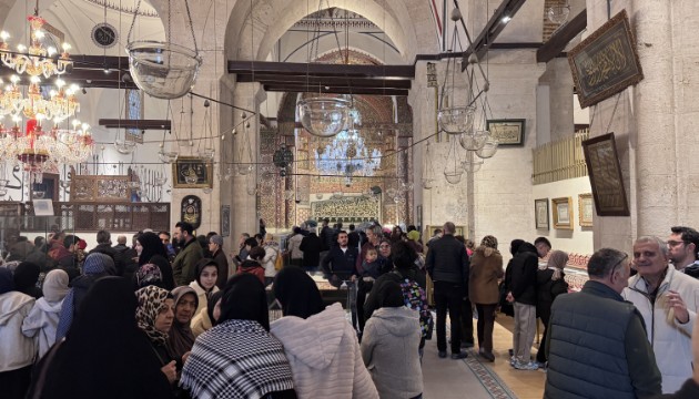 Türbedarlık geleneği 'tuz' ikramıyla devam ediyor