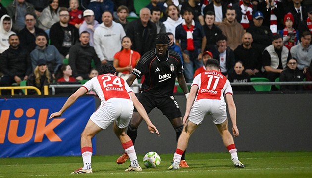 Beşiktaş, St Patrick's karşısında