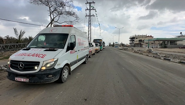 Yaralı Filistinlileri nakledecek araçlar Refah'a ulaştı