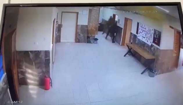 Kardeşinin okulda tartıştığı iki öğretmeni tekme tokat dövdü