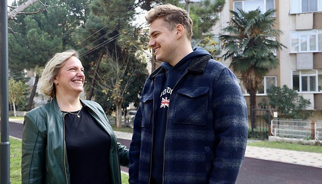 Diyalizden annesinin böbreği ile kurtuldu