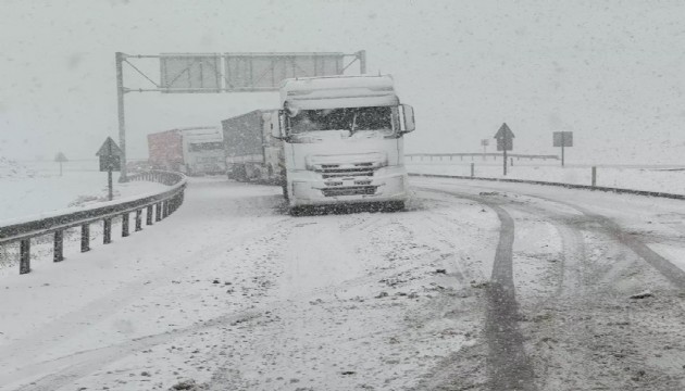Kar nedeniyle çok sayıda araç yolda kaldı