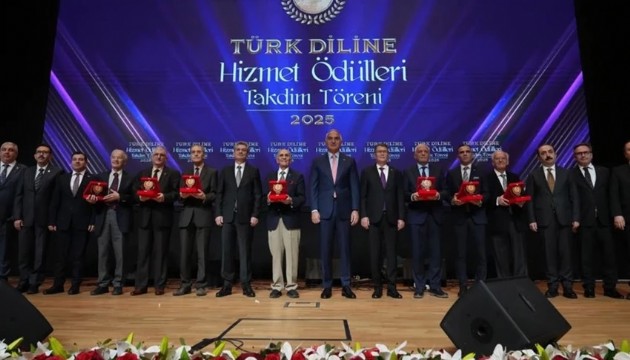 Türk diline hizmet edenler ödüllendirildi
