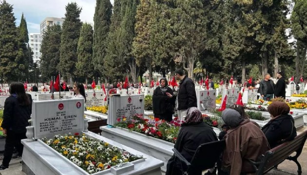 Şehitlikte buruk bayram