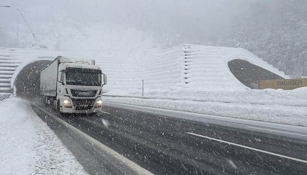 Bolu Dağı'nda kar bastırıyor