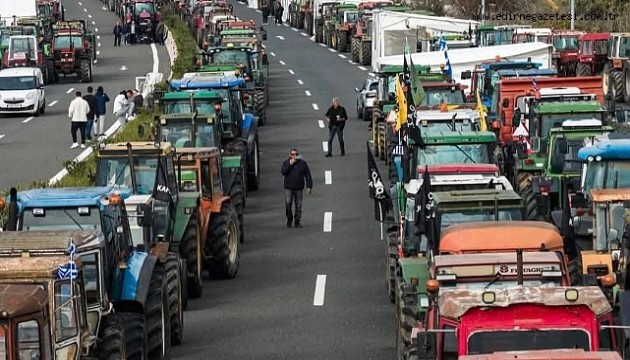 Yunanistan'da çiftçiler yolları kapattı