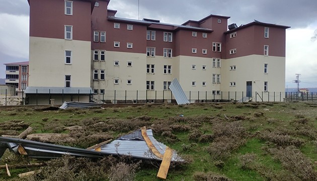 Öğrenci yurdunun çatısı uçtu