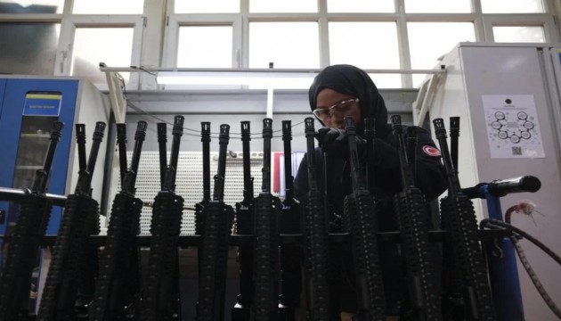 Kadın mühendis silah testlerini yönetiyor