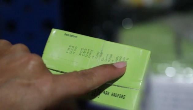 Tarihi geçmiş ürünlere etiket basarken yakalandılar!