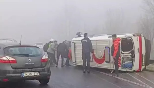 Feci kaza! Ambulans devrildi