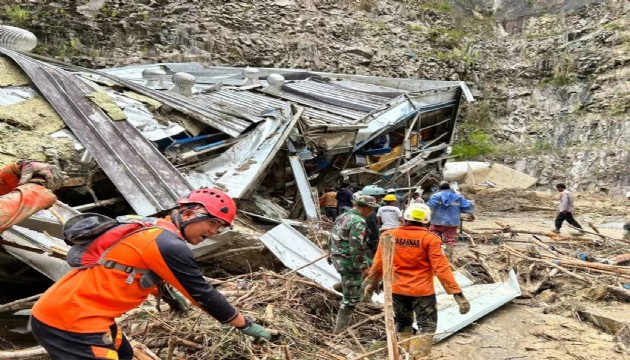 Endonezya'da felaket! Ölü sayısı yükseliyor