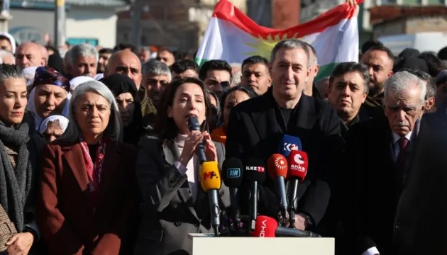 DEM Parti'den açıklama: 'Bayrağa saygısızlık asla kabul edilemez'