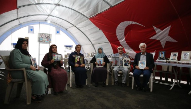 Diyarbakır anneleri bayram da evlatlarının yolunu gözlüyor