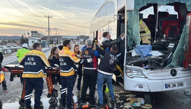 Kütahya'da yolcu otobüsü TIR'a çarptı: 14 kişi yaralandı