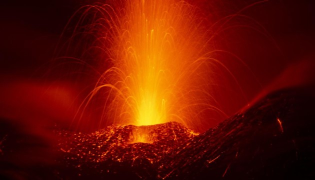 İtalya'da Etna Yanardağı kül ve lav püskürttü