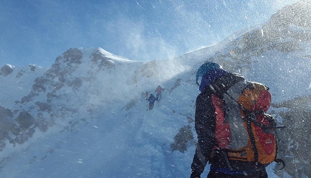 Everest'te mahsur kalanlar kurtarıldı