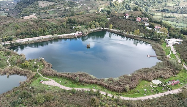 Gaga Gölü'ne ziyaretçi akını