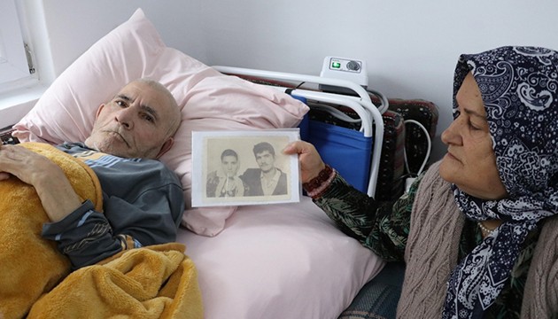 Kendisini hatırlamayan eşinin yanından ayrılmıyor