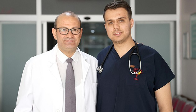 Babasıyla aynı hastanede görev yapıyor