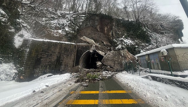 Karadeniz Sahil Yolu'nda heyelan