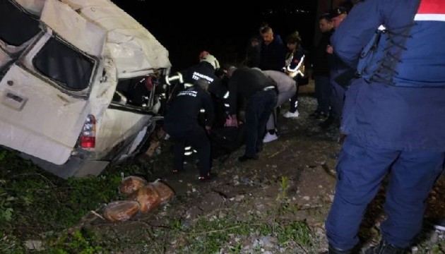 Minibüs şarampole devrildi: Ölü ve yaralılar var!