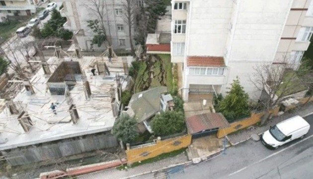 İstanbul'da bir binanın istinat duvarı çöktü