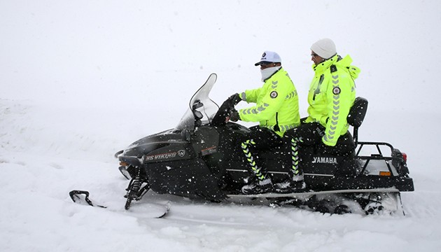 Polislerin kar motorlu mücadelesi
