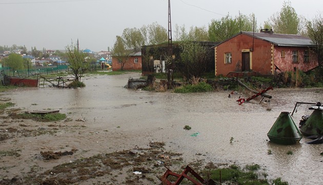 Dolu yağdı, ev ve iş yerlerini su bastı