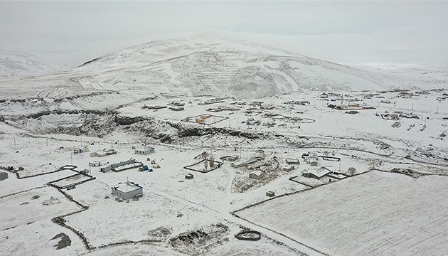 Kars'ta köyler karla kaplandı