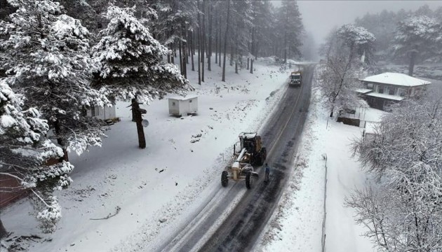 Kazdağları'na kışın ilk karı yağdı
